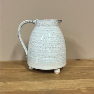 Speckled Footed Pitcher